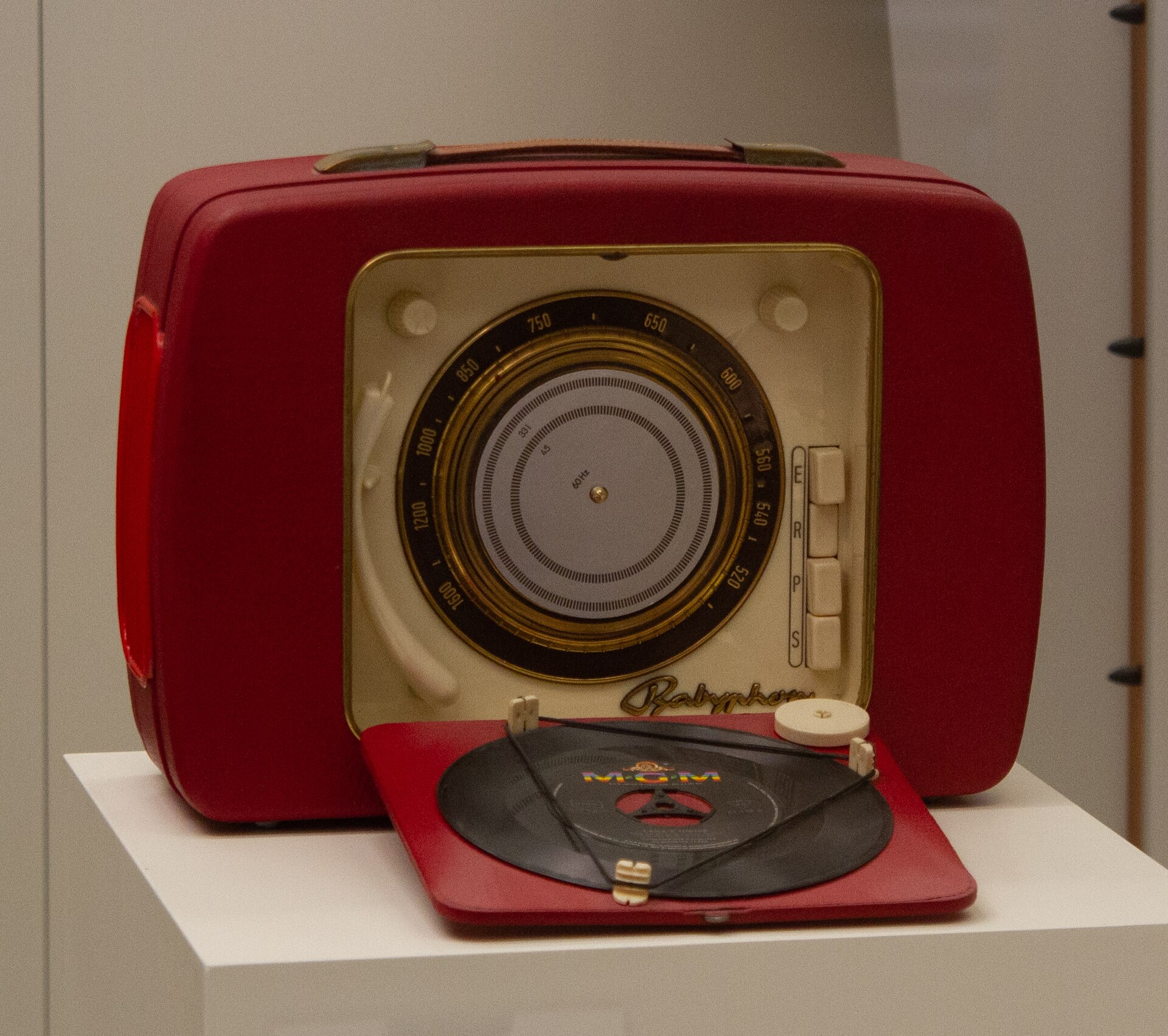 Проигрыватель винила с опущенной иглой на пластинку